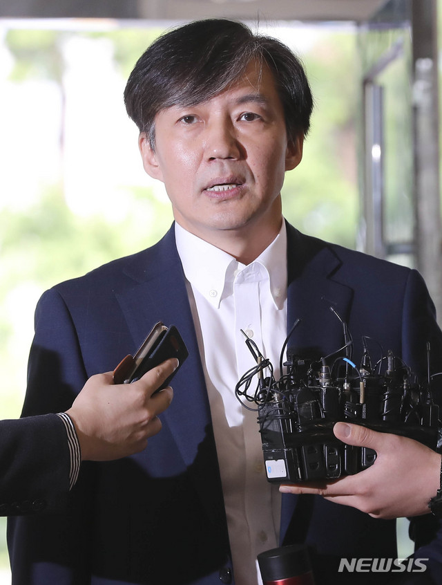 【서울=뉴시스】최진석 기자 = 조국 법무부 장관 후보자가 19일 오전 서울 종로구 적선현대빌딩에 마련된 인사청문회 준비 사무실로 출근하며 취재진의 질문에 답하고 있다. 2019.08.19.myjs@newsis.com