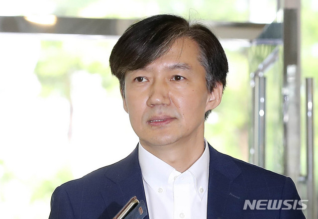 【서울=뉴시스】최진석 기자 = 조국 법무부 장관 후보자가 19일 오전 서울 종로구 적선현대빌딩에 마련된 인사청문회 준비 사무실로 출근하며 취재진의 질문에 답하고 있다. 2019.08.19. myjs@newsis.com