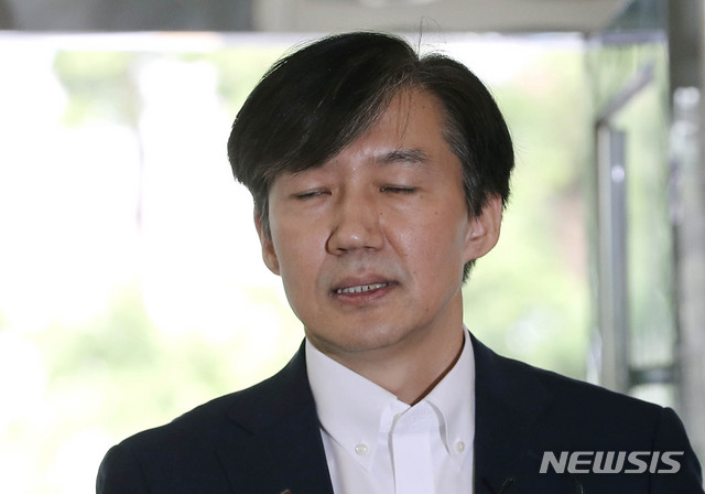 【서울=뉴시스】최진석 기자 = 조국 법무부 장관 후보자가 19일 오전 서울 종로구 적선현대빌딩에 마련된 인사청문회 준비 사무실로 출근하며 취재진의 질문에 답하고 있다. 2019.08.19.myjs@newsis.com