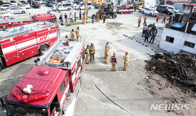【전주=뉴시스】 김얼 기자= 19일 새벽 4시 전북 전주시 덕진구 서노송동의 한 여인숙에서 화재가 발생하며 3명이 숨지자 출동한 소방관계자들이 잔불 제거를 위해 분주하게 움직이고 있다. 2019.08.19.pmkeul@newsis.com