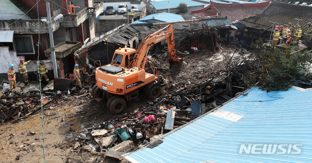 【전주=뉴시스】 김얼 기자= 19일 새벽 4시 전북 전주시 덕진구 서노송동의 한 여인숙에서 화재가 발생, 3명이 숨졌다. 출동한 소방관계자들이 잔불을 제거하고 있다. 2019.08.19.pmkeul@newsis.com