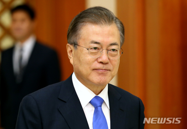 【서울=뉴시스】박진희 기자 = 문재인 대통령이 19일 청와대 본관에서 열린 박삼득 신임 국가보훈처장 임명장 수여식에 참석하고 있다. 2019.08.19.&nbsp; pak7130@newsis.com 