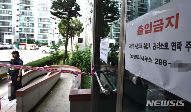 [수원=뉴시스] 김종택 기자 =경찰이 112 신고 출동 시 아파트 등 공동주택의 공동현관을 비밀번호 없이 통과할 수 있는 자동출입시스템을 19일부터 전국으로 확대 운영한다. 사진은 수원의 한 아파트 출입문 모습.2019.08.19. semail3778@naver.com
