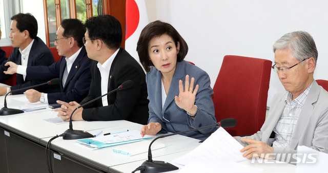 【서울=뉴시스】 박영태 기자 = 19일 오전 서울 여의도 국회에서 열린 자유한국당 조국 인사청문회 대책TF 1차회의에서 나경원 원내대표가 의원들과 의견을 교환하고 있다. 2019.08.19. since1999@newsis.com
