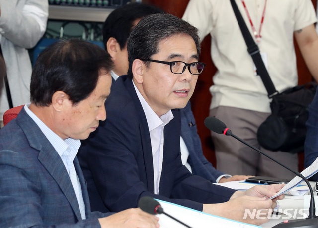 【서울=뉴시스】 박영태 기자 = 19일 오전 서울 여의도 국회에서 열린 자유한국당 조국 인사청문회 대책TF 1차회의에서 곽상도 의원이 발언하고 있다. 2019.08.19. since1999@newsis.com