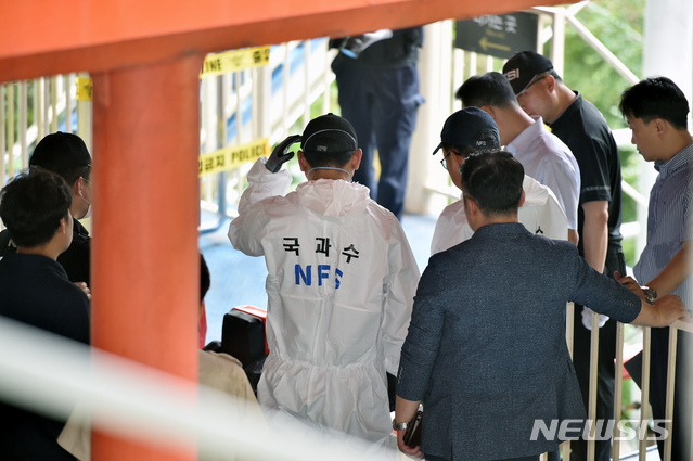 【대구=뉴시스】우종록 기자 = 19일 오후 대구 달서구 두류동 놀이공원 이월드에서 아르바이트생이 롤러코스터 레일에 다리가 끼어 한쪽 다리를 잃은 사건과 관련해 경찰관계자들이 사고 현장을 감식하고 있다. 2019.08.19.wjr@newsis.com