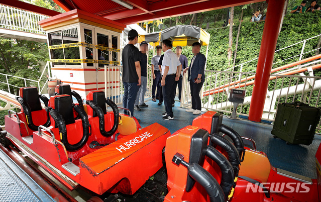 【대구=뉴시스】우종록 기자 = 19일 오후 대구 달서구 두류동 놀이공원 이월드에서 아르바이트생이 롤러코스터 레일에 다리가 끼어 한쪽 다리를 잃은 사건과 관련해 경찰관계자들이 사고 현장을 감식하고 있다. 2019.08.19. photo@newsis.com 