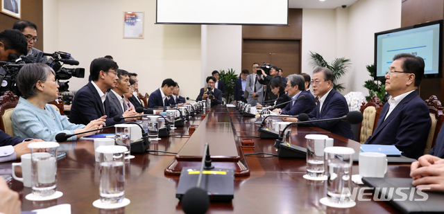 【서울=뉴시스】전신 기자 = 문재인 대통령이 19일 청와대 여민관에서 열린 수석·보좌관회의를 주재하고 있다. 2019.08.19. photo1006@newsis.com