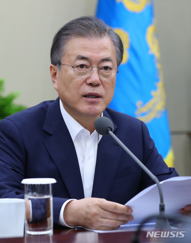 【서울=뉴시스】전신 기자 = 문재인 대통령이 19일 청와대 여민관에서 열린 수석·보좌관회의를 주재하고 있다. 2019.08.19.&nbsp; photo1006@newsis.com