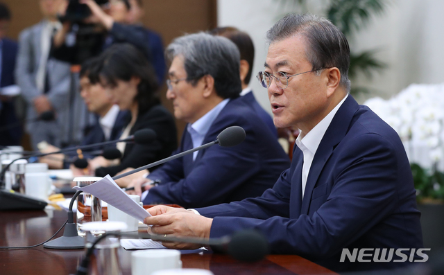 【서울=뉴시스】전신 기자 = 문재인 대통령이 19일 청와대 여민관에서 열린 수석·보좌관회의를 주재하고 있다. 2019.08.19. photo1006@newsis.com