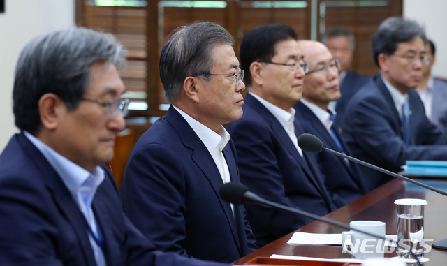 【서울=뉴시스】전신 기자 = 문재인 대통령이 19일 청와대 여민관에서 열린 수석·보좌관회의에서 모두발언을 마친 후 잠시 생각에 잠겨 있다. 2019.08.19.&nbsp; photo1006@newsis.com