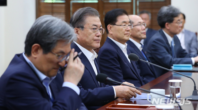 【서울=뉴시스】전신 기자 = 문재인 대통령이 19일 청와대 여민관에서 열린 수석·보좌관회의에서 모두발언을 마친 후 참석자들을 바라보고 있다. 2019.08.19. photo1006@newsis.com