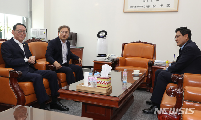 【서울=뉴시스】고승민 기자 = 법제사법위원회 민주당 송기헌, 한국당 김도읍, 미래당 오신환 간사가 19일 서울 여의도 국회에서 조국 법무부 장관 후보자 인사청문회 일정 조율 관련 회동을 하고 있다. 2019.08.19. kkssmm99@newsis.com