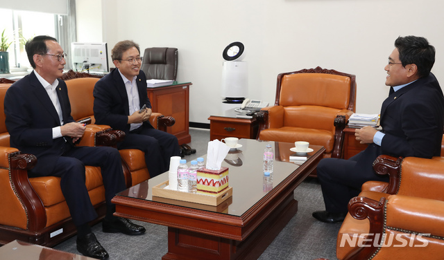 【서울=뉴시스】고승민 기자 = 법제사법위원회 민주당 송기헌, 한국당 김도읍, 미래당 오신환 간사가 19일 서울 여의도 국회에서 조국 법무부 장관 후보자 인사청문회 일정 조율 관련 회동을 하고 있다. 2019.08.19.kkssmm99@newsis.com