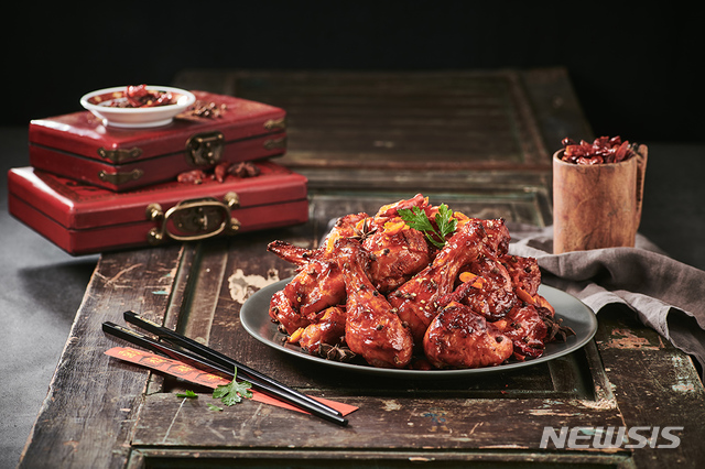 【서울=뉴시스】 코미디언 이경규가 직접 개발에 참여한 돈치킨의 새 메뉴 '허니마라치킨'. 일명 '이경규 치킨'으로도 불린다. (사진=돈치킨)