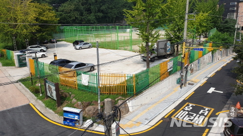 【서울=뉴시스】서울 관악구 봉림중학교 주차장 조성 후 모습. 2019.08.20. (사진=관악구 제공)