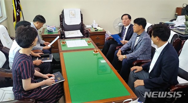 【대전=뉴시스】 배재대 김선재 총장이 대전지역 고교에서 관계자들과 이야기를 나누고 있다.(사진=배재대 제공)