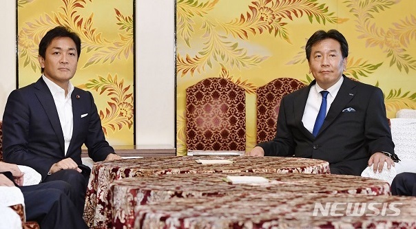 【서울=뉴시스】일본의 제1야당인 입헌민주당의 에다노 유키오(枝野幸男) 대표(오른쪽)와 제2야당인 국민민주당의 다마키 유이치로(玉木雄一郎) 대표가(왼쪽) 20일 국회에서 만나 중참 양원에서 통일회파를 구성해 연대하기로 했다.(사진출처: NHK 홈페이지 캡쳐)2019.08.20. 