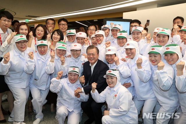 【서울=뉴시스】문재인 대통령이 20일 전라북도 익산시 망성명 (주)하림 본사를 방문해 하림그룹의 농식품 분야 대규모 투자와 일자리 창출 현황을 보고받고 임직원들을 격려했다.