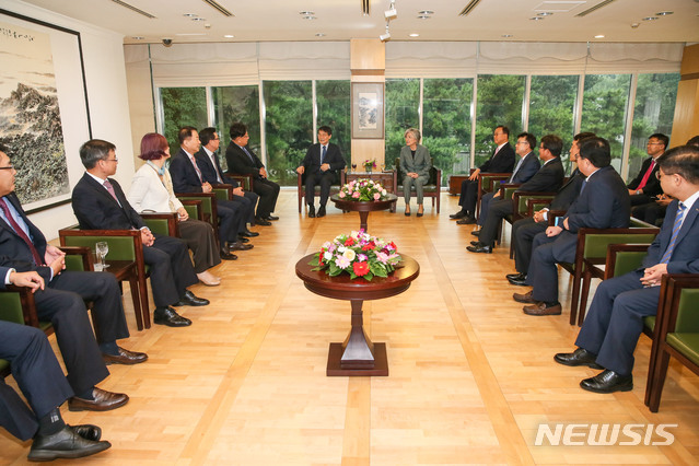 【서울=뉴시스】강수윤 기자 = 강경화 외교부 장관이 한중일 외교장관회의 참석 계기 20일 베이징(北京)을 방문해 중국 현지 우리 기업들과의 애로사항을 듣고 경제외교 강화 방안을 협의했다.(사진= 외교부 제공) 2019.08.20 shoon@newsis.com