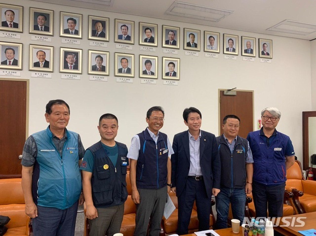 【서울=뉴시스】 20일 더불어민주당 이인영 원내대표와 민주노총 김명환 위원장이 회동을 갖고 기념촬영을 하고 있다.2019.08.20(사진=민주노총 제공) 