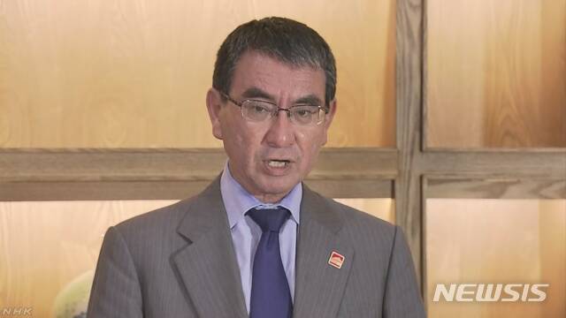 【서울=뉴시스】고노 다로(河野太郞) 일본 외상은 20일 베이징에서 기자회견을 하고 있다. 고노 외상은 21일 열리는 한일 외교장관 회담 때 징용을 둘러싼 문제에 신속한 대응을 거듭 요구할 것이며 북한 문제와 관련해서는 (한일 간)긴밀한 협력을 확인하고 싶다고 말했다. <사진 출처 : NHK> 2019.8.20 