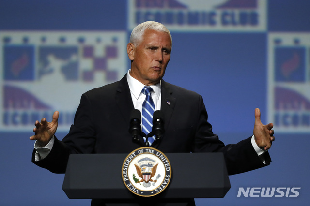 【디트로이트=AP/뉴시스】마이크 펜스 미국 부통령이 19일(현지시간) 미 미시간주 디트로이트에서 열린 디트로이트 경제인 클럽 모임에서 연설하고 있다.&nbsp; 펜스 부통령은 “미국과 중국의 무역 협상을 위해선 중국 정부가 약속을 지켜야 한다”면서 “그 출발점은 중국이 지난 1984년 중·영 공동 선언을 통해 홍콩의 법을 존중하겠다고 한 약속을 지키는 것”이라고 말했다.&nbsp; 중국은 1984년 영국과 홍콩 반환협정 체결 당시 홍콩이 중국식 사회주의가 아닌 자본주의 시스템을 따르더라도 무방하다며 홍콩 반환 50주년이 되는 2047년까지 홍콩에 행정·입법·사법 자치권을 부여하는 '일국양제'를 보장한다고 약속한 바 있다. 2019.08.20. 