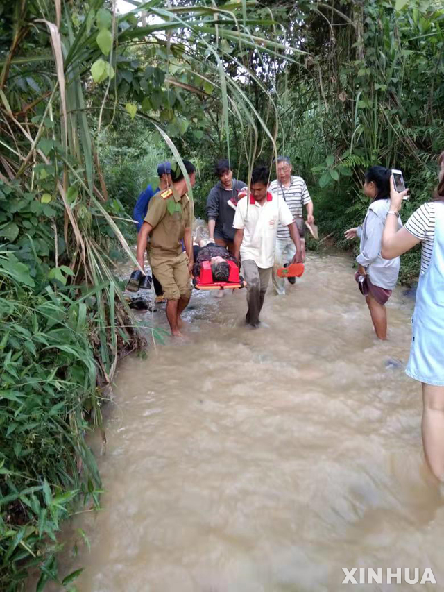 【비엔티안=신화/뉴시스】 라오스 북부 루앙프라방 인근에서 19일 중국인 관광객을 태운 관광버스가 추락하는 사고가 발생, 사건 당일 구조대원들이 현장에 출동해 구조작업을 벌이고 있다. 2019.08.20.