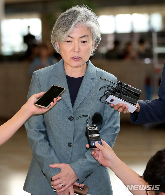 【서울=뉴시스】추상철 기자 =강경화 외교부장관이 20일 오전 서울 강서구 김포공항에서 한중일 외교장관 회담참석차 중국 베이징으로 출국하며 취재진의 질문에 답변하고 있다. 2019.08.20.&nbsp; scchoo@newsis.com