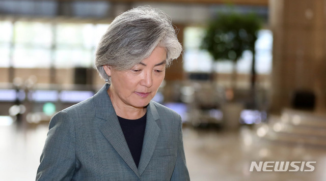 【서울=뉴시스】추상철 기자 =강경화 외교부장관이 20일 오전 서울 강서구 김포공항에서 한중일 외교장관 회담참석차 중국 베이징으로 출국하고 있다. 2019.08.20.&nbsp; scchoo@newsis.com