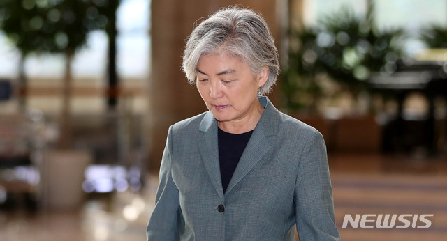 【서울=뉴시스】추상철 기자 =강경화 외교부장관이 지난 20일 오전 서울 강서구 김포공항에서 한중일 외교장관 회담참석차 중국 베이징으로 출국하고 있다. 2019.08.20. scchoo@newsis.com