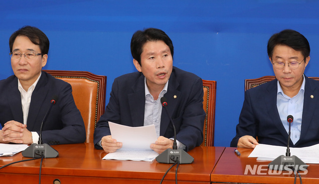 【서울=뉴시스】이종철 기자 = 20일 서울 여의도 국회에서 열린 더불어민주당 원내대책회의-상임위 간사단 연석회의에서 이인영 원내대표가 모두발언을 하고 있다. 2019.08.20.&nbsp; jc4321@newsis.com