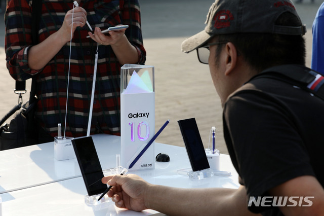 【서울=뉴시스】홍효식 기자 = 20일 오전 서울 송파구 올림픽공원에서 열린 SK텔레콤, 갤럭시노트 10/10+ 출시 기념 행사에서 시민들이 제품을 체험하고 있다. 2019.08.20.&nbsp; yesphoto@newsis.com