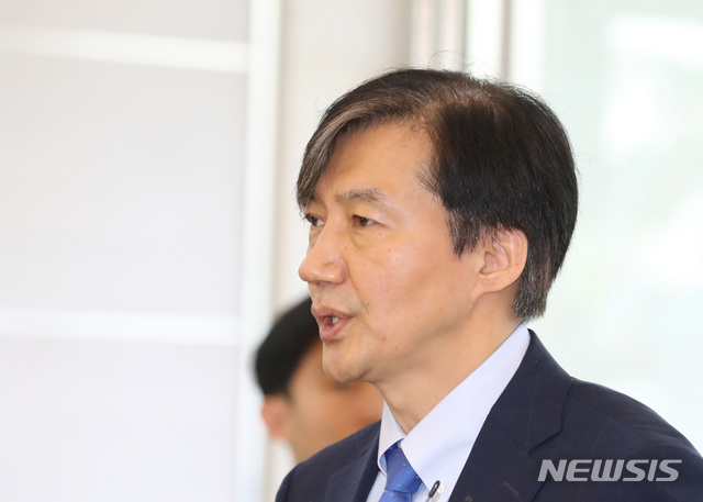 【서울=뉴시스】 전진환 기자 = 조국 법무부 장관 후보자가 20일 오전 서울 종로구의 한 빌딩에 마련된 인사청문회 준비 사무실로 출근해 정책구상을 밝히고 있다. 2019.08.20.&nbsp; amin2@newsis.com