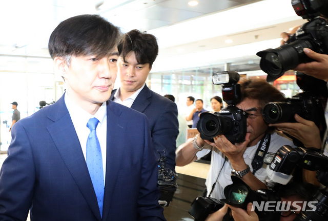 【서울=뉴시스】 전진환 기자 = 조국 법무부 장관 후보자가 20일 오전 서울 종로구의 한 빌딩에 마련된 인사청문회 준비 사무실로 출근하고 있다. 2019.08.20.&nbsp; amin2@newsis.com