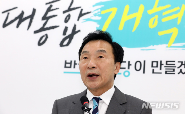 【서울=뉴시스】이종철 기자&nbsp; = 바른미래당 손학규 대표가 20일 서울 여의도 국회에서 기자회견을 갖고 당의 진로와 내년 총선전략 등을 담은 이른바 손학규 선언을 발표하고 있다. 2019.08.20.&nbsp; jc4321@newsis.com