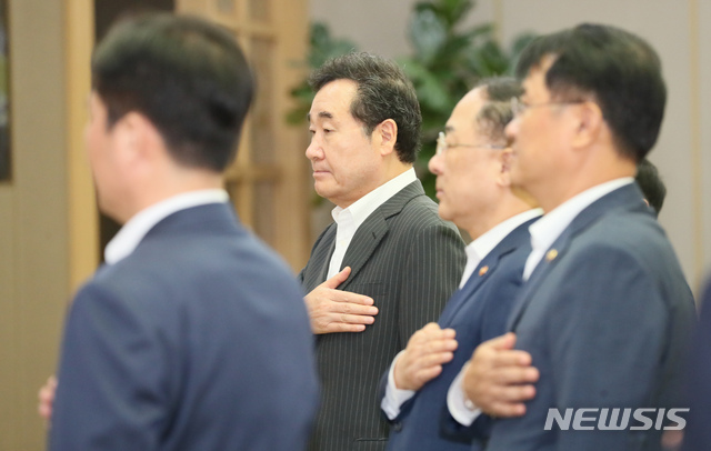 【세종=뉴시스】강종민 기자 = 이낙연 국무총리와 국무위원들이 20일 오전 정부세종청사에서 열린 서울-세종 영상 국무회의에서 국민의례를 하고 있다. 2019.08.20. ppkjm@newsis.com