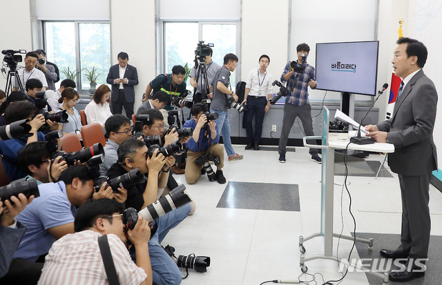 【서울=뉴시스】이종철 기자&nbsp; = 바른미래당 손학규 대표가 20일 서울 여의도 국회에서 기자회견을 갖고 당의 진로와 내년 총선전략 등을 담은 이른바 손학규 선언을 발표하고 있다. 2019.08.20.&nbsp; jc4321@newsis.com