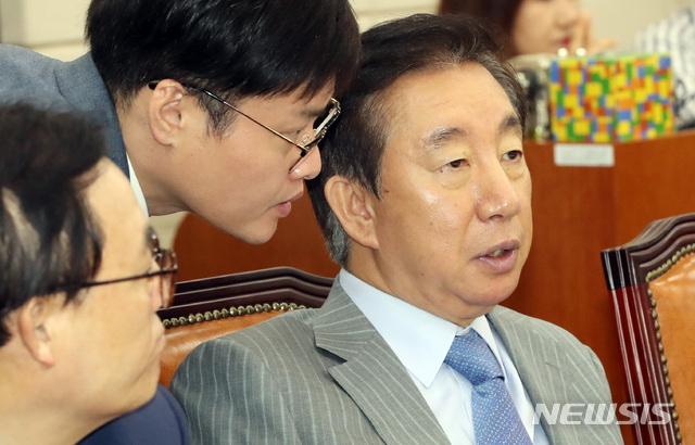 【서울=뉴시스】 박영태 기자 = 지난 20일 오전 서울 여의도 국회에서 열린 행정안전위원회 전체회의에 참석한 김성태 자유한국당 의원이 보좌진과 이야기를 나누고 있다. 2019.08.20.since1999@newsis.com