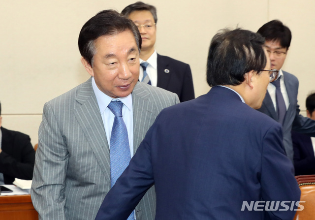 【서울=뉴시스】 박영태 기자 = 20일 오전 서울 여의도 국회에서 열린 행정안전위원회 전체회의에 참석한 김성태 자유한국당 의원이 이채익 자유한국당 간사와 인사를 나누고 있다. 2019.08.20. since1999@newsis.com