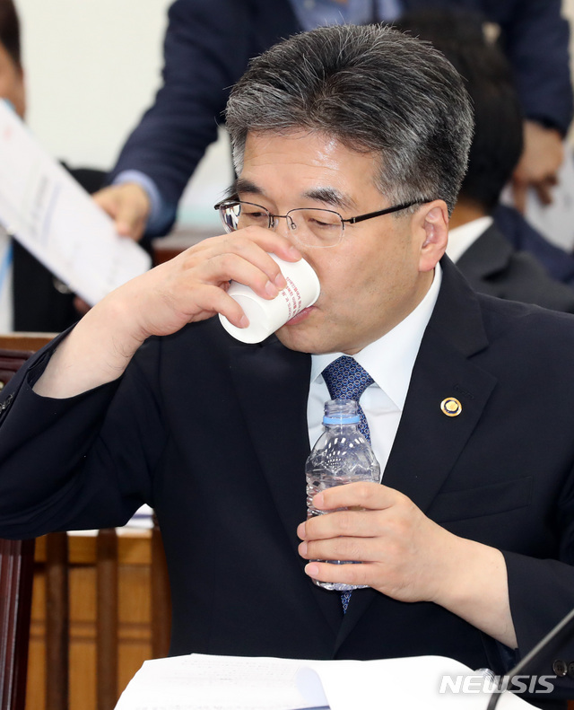 【서울=뉴시스】 박영태 기자 = 20일 오전 서울 여의도 국회에서 열린 행정안전위원회 전체회의에 참석한 민갑룡 경찰청장이 물을 마시고 있다. 2019.08.20. since1999@newsis.com