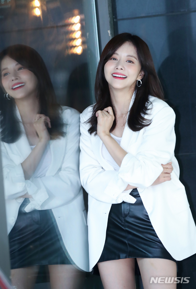 【서울=뉴시스】조수정 기자 = MBN 수목드라마 '레벨업'에서 게임회사 조이버스터 신연화 팀장으로 열연한 배우 한보름이 20일 오전 서울 반포동 영동다방에서 종영인터뷰에 앞서 포즈를 취하고 있다. 2019.08.19. chocrystal@newsis.com