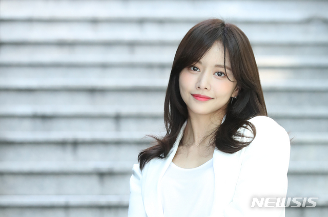 【서울=뉴시스】조수정 기자 = MBN 수목드라마 '레벨업'에서 게임회사 조이버스터 신연화 팀장으로 열연한 배우 한보름이 20일 오전 서울 반포동 영동다방에서 종영인터뷰에 앞서 포즈를 취하고 있다. 2019.08.19. chocrystal@newsis.com