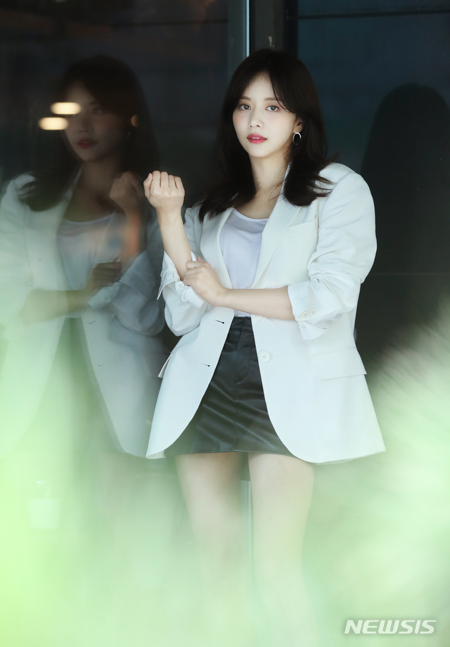 【서울=뉴시스】조수정 기자 = MBN 수목드라마 '레벨업'에서 게임회사 조이버스터 신연화 팀장으로 열연한 배우 한보름이 20일 오전 서울 반포동 영동다방에서 종영인터뷰에 앞서 포즈를 취하고 있다. 2019.08.19. chocrystal@newsis.com