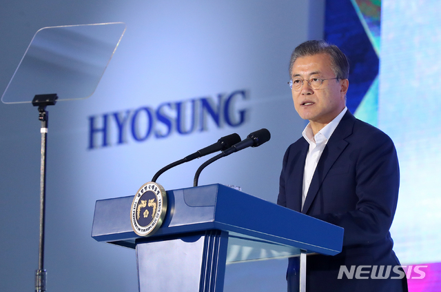 【전주=뉴시스】전신 기자 = 문재인 대통령이 20일 전북 전주 효성첨단소재 전주공장에서 열린 탄소섬유 신규 투자 협약식에 참석하여 격려사를 하고 있다. 2019.08.20. photo1006@newsis.com