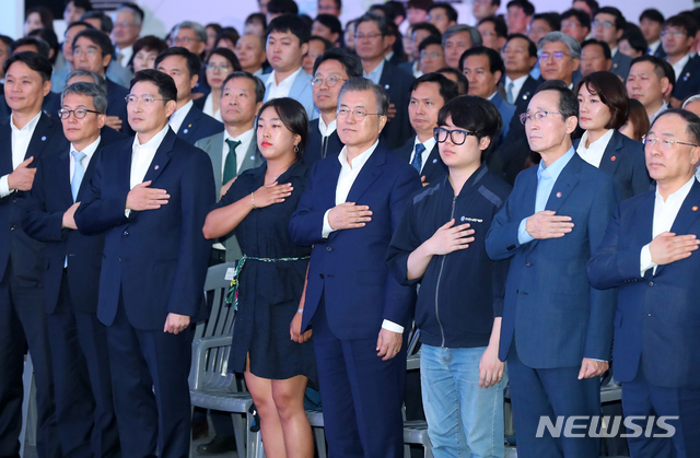 【전주=뉴시스】전신 기자 = 문재인 대통령과 조현준(왼쪽 세번째) 효성 회장이 20일 전북 전주 효성첨단소재 전주공장에서 열린 탄소섬유 신규 투자 협약식에 참석하여 국민의례를 하고 있다. 2019.08.20. photo1006@newsis.com