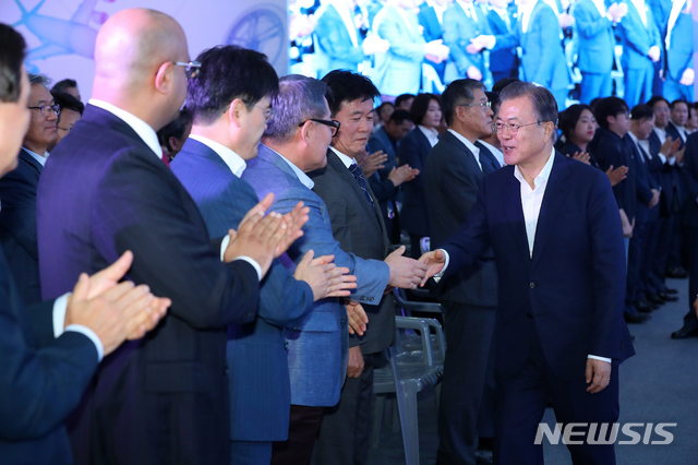 【전주=뉴시스】전신 기자 = 문재인 대통령이 20일 전북 전주 효성첨단소재 전주공장에서 열린 탄소섬유 신규 투자 협약식에 입장하고 있다. 2019.08.20. photo1006@newsis.com