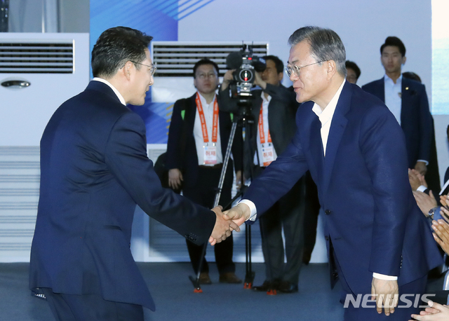 【전주=뉴시스】전신 기자 = 문재인 대통령이 20일 전북 전주 효성첨단소재 전주공장에서 열린 탄소섬유 신규 투자 협약식에 참석하여 조현준 효성 회장과 인사를 나누고 있다. 2019.08.20. photo1006@newsis.com