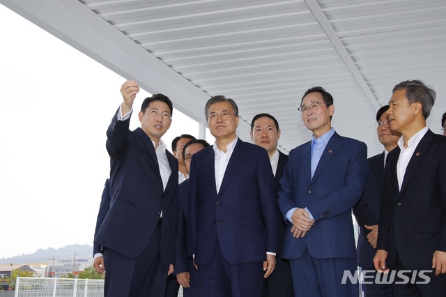 【전주=뉴시스】전신 기자 = 문재인 대통령이 20일 오후 전북 전주시 효성첨단소재 전주공장에서 열린 탄소섬유 신규투자 협약식이 끝난 뒤 조현준 효성 회장의 설명으로 공장 증설 예정지를 살펴보고 있다. 2019.08.20.&nbsp; photo1006@newsis.com