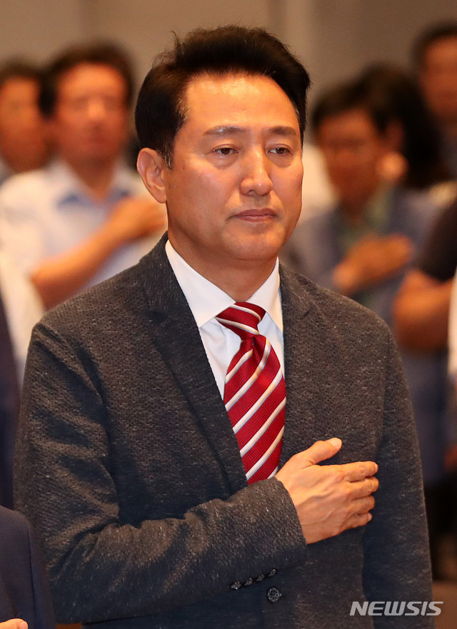 【서울=뉴시스】김선웅 기자 = 20일 오후 서울 중구 프레스센터에서 플랫폼 자유와 공화가 주최한 대한민국 위기극복 대토론회에서 오세훈 전 서울시장이 참석해 국민의례를 하고 있다. 2019.08.20. mangusta@newsis.com